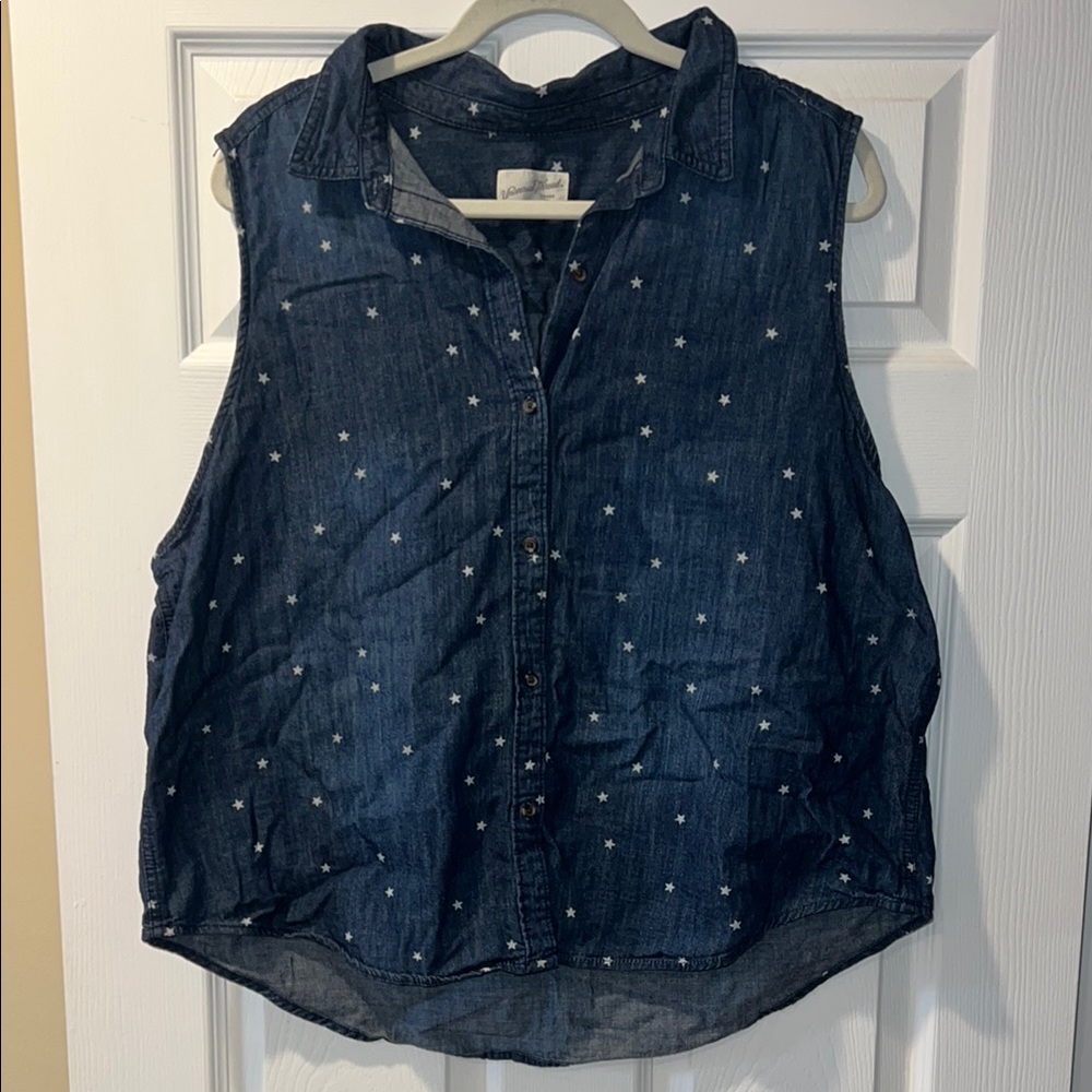 Sleeveless Denim Button Down Top with Star Pattern